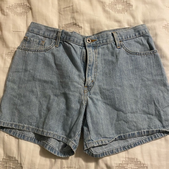 Vintage Levi’s Shorts - Picture 2 of 4